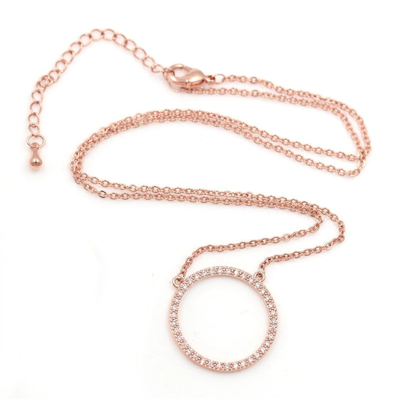 Schickes Schmuckset mit Ohrringen und Halsketten mit offenem Kreis und Zirkonia