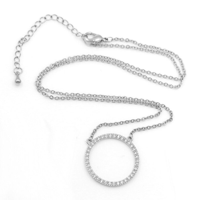 Schickes Schmuckset mit Ohrringen und Halsketten mit offenem Kreis und Zirkonia