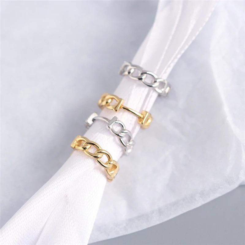 Schicke Ohrstecker im Street-Style mit Ohrläppchen und Manschette