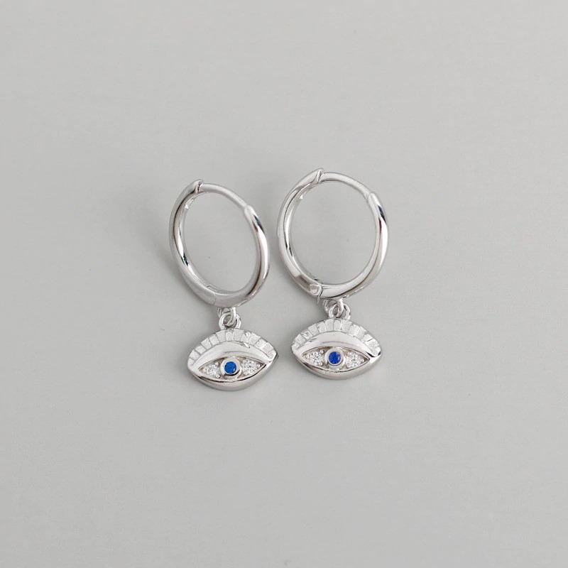 Schicke Ohrstecker im Street-Style mit Ohrläppchen und Manschette