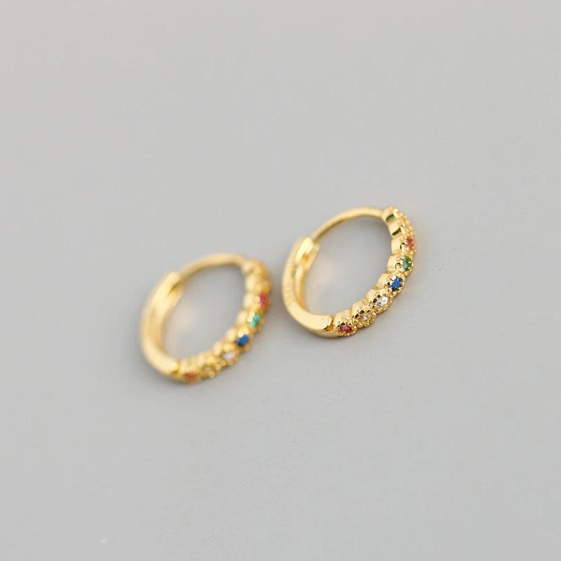 Schicke Ohrstecker im Street-Style mit Ohrläppchen und Manschette