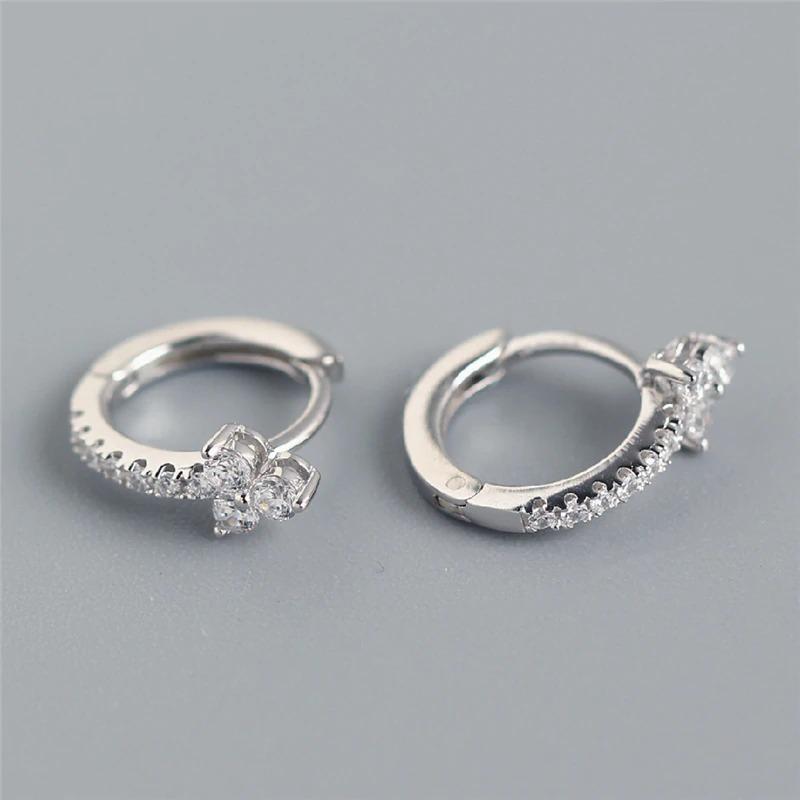 Schicke Ohrstecker im Street-Style mit Ohrläppchen und Manschette