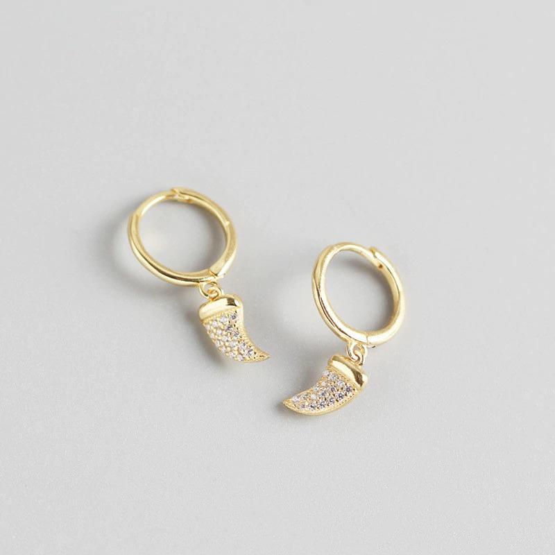 Schicke Ohrstecker im Street-Style mit Ohrläppchen und Manschette