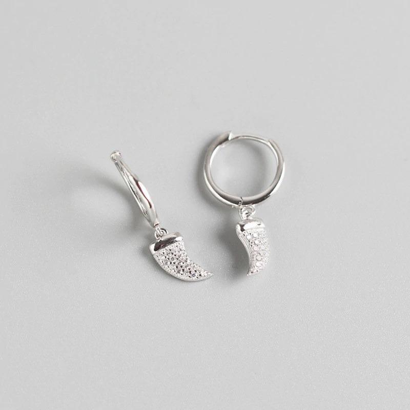 Schicke Ohrstecker im Street-Style mit Ohrläppchen und Manschette