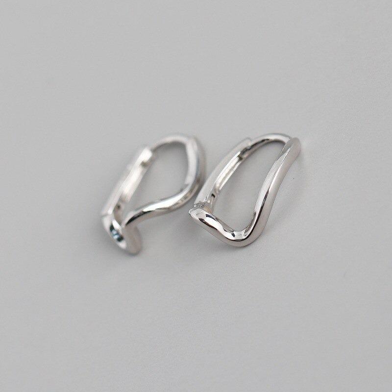 Schicke Ohrstecker im Street-Style mit Ohrläppchen und Manschette