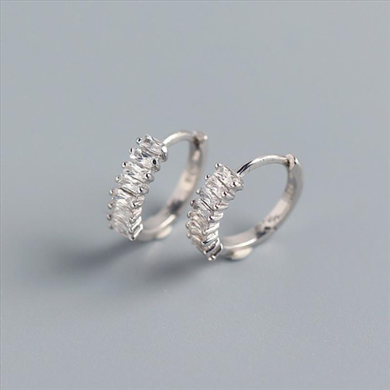 Schicke Ohrstecker im Street-Style mit Ohrläppchen und Manschette