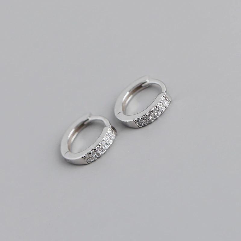 Schicke Ohrstecker im Street-Style mit Ohrläppchen und Manschette