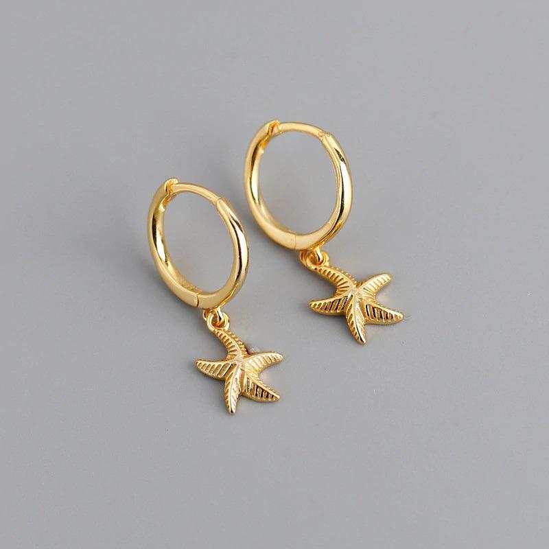 Schicke Ohrstecker im Street-Style mit Ohrläppchen und Manschette