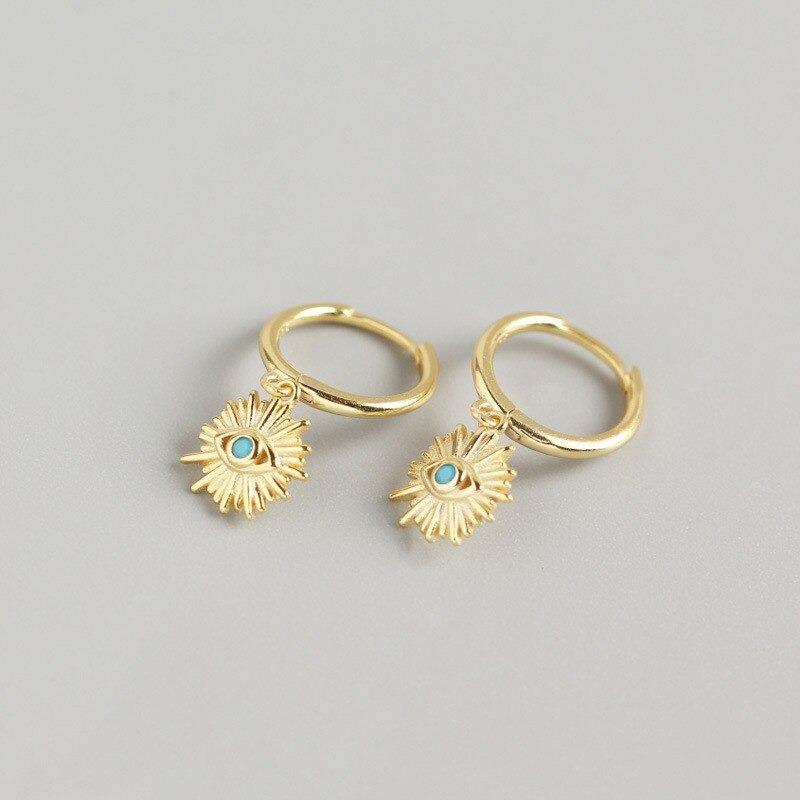 Schicke Ohrstecker im Street-Style mit Ohrläppchen und Manschette