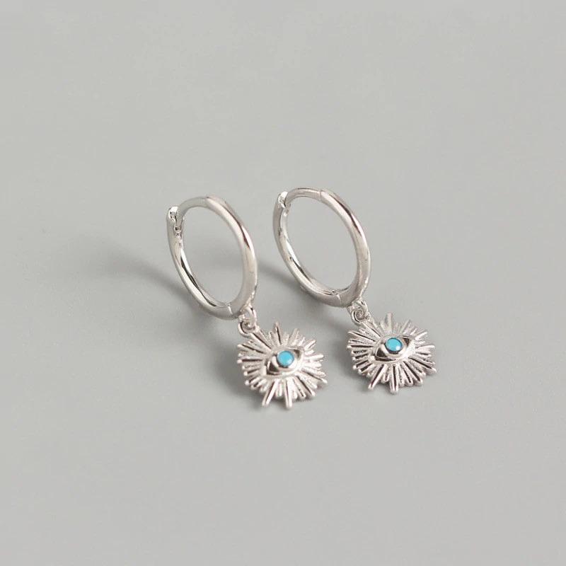 Schicke Ohrstecker im Street-Style mit Ohrläppchen und Manschette