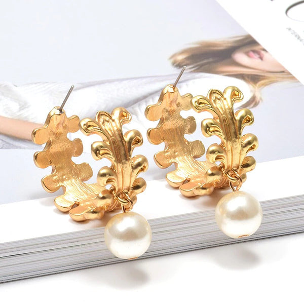 Schicke und klassische Creolen mit Perlenanhänger