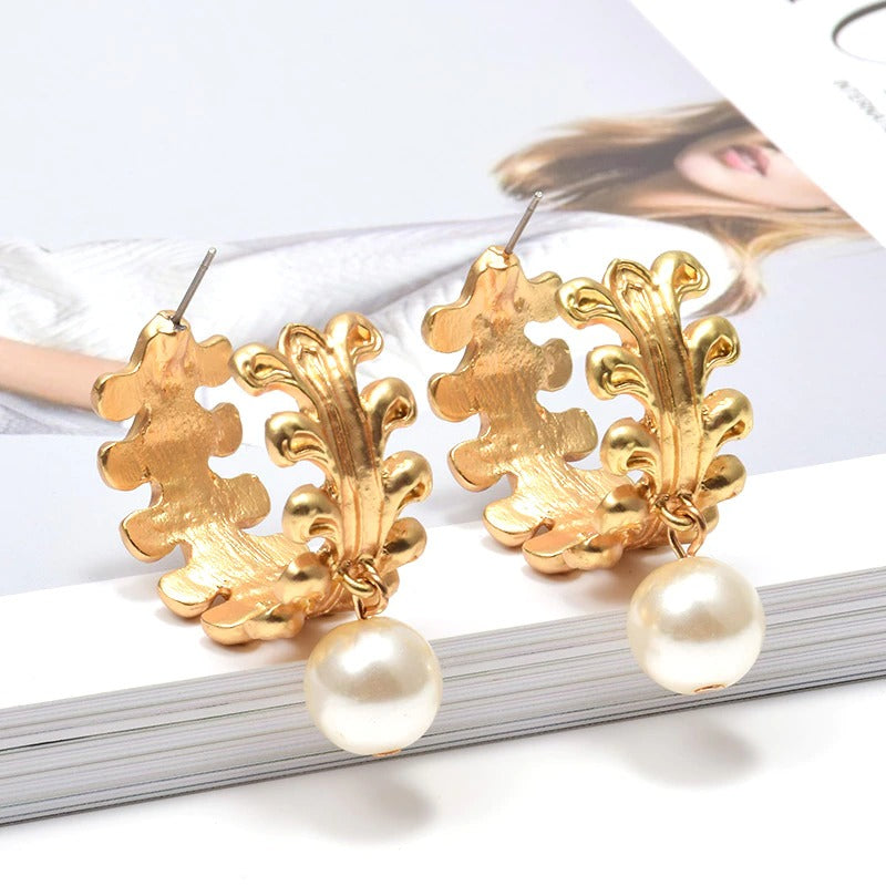 Schicke und klassische Creolen mit Perlenanhänger