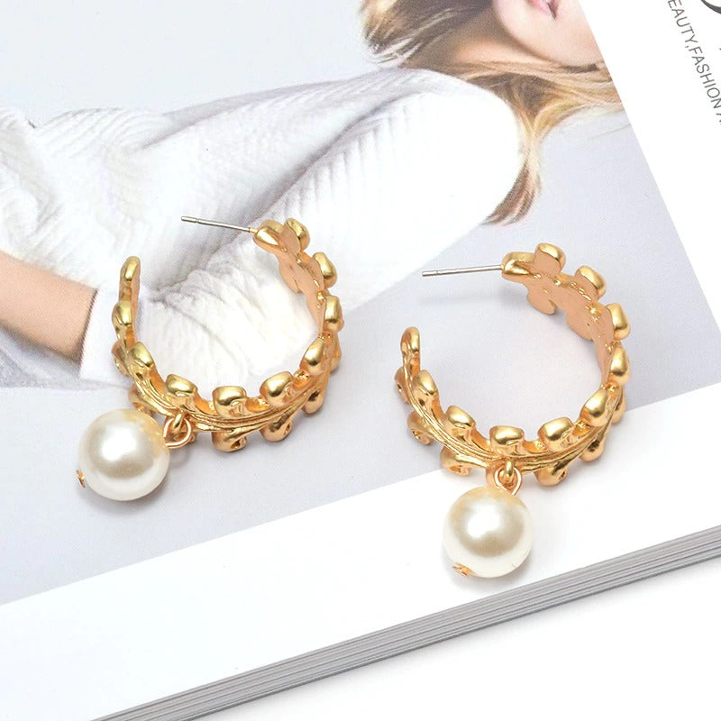 Schicke und klassische Creolen mit Perlenanhänger