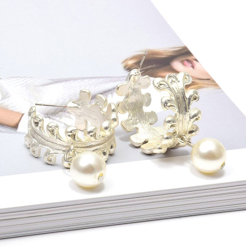 Schicke und klassische Creolen mit Perlenanhänger