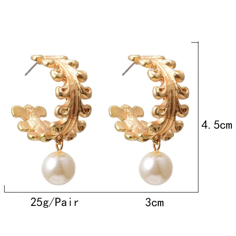 Schicke und klassische Creolen mit Perlenanhänger