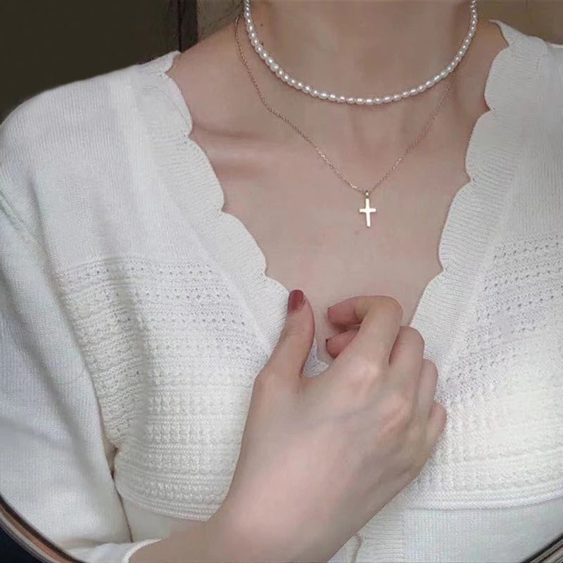 Schicke und zierliche mit Perlen besetzte Chokerhalsketten