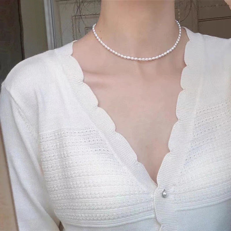 Schicke und zierliche mit Perlen besetzte Chokerhalsketten