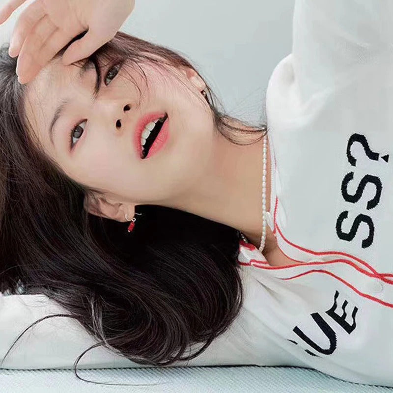 Schicke und zierliche mit Perlen besetzte Chokerhalsketten