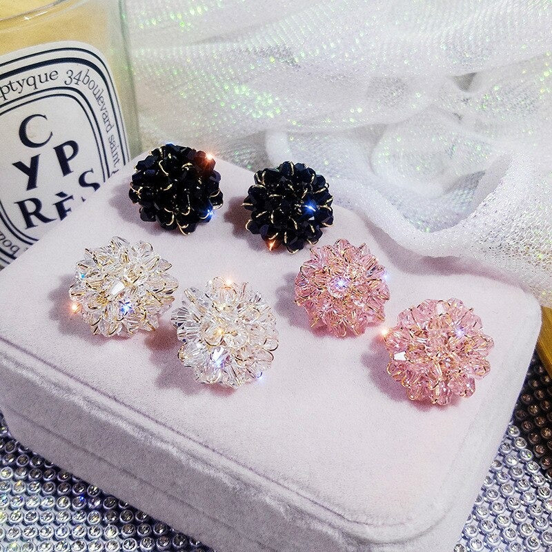 Schicke und zarte Ohrstecker mit Strasssteinen