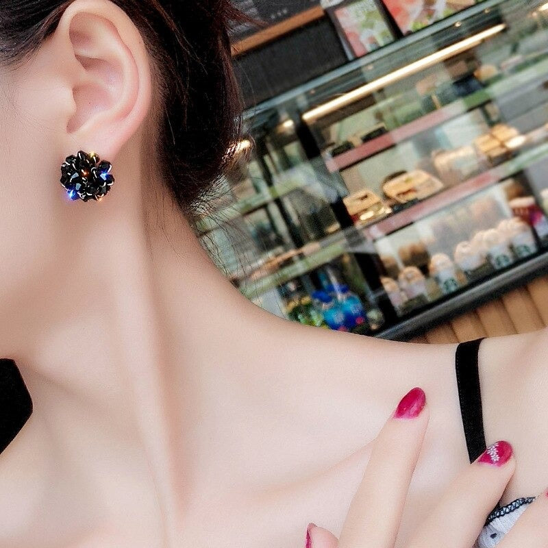 Schicke und zarte Ohrstecker mit Strasssteinen