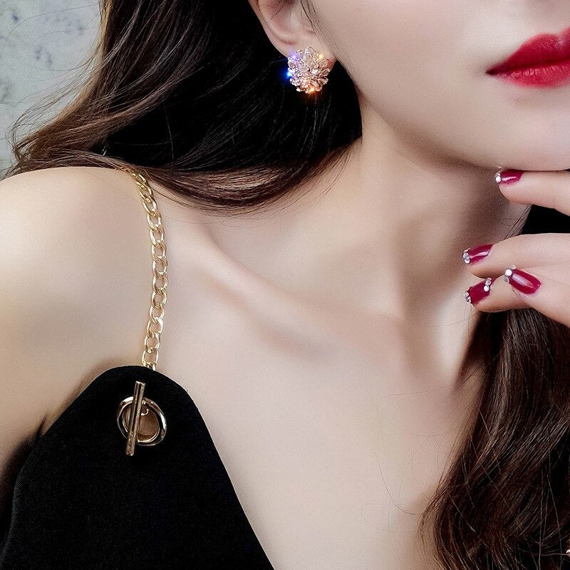 Schicke und zarte Ohrstecker mit Strasssteinen