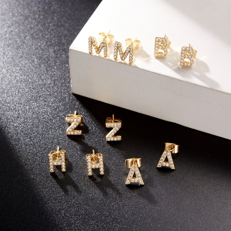 Schicke und dezente personalisierte Ohrstecker mit den Anfangsbuchstaben A-Z