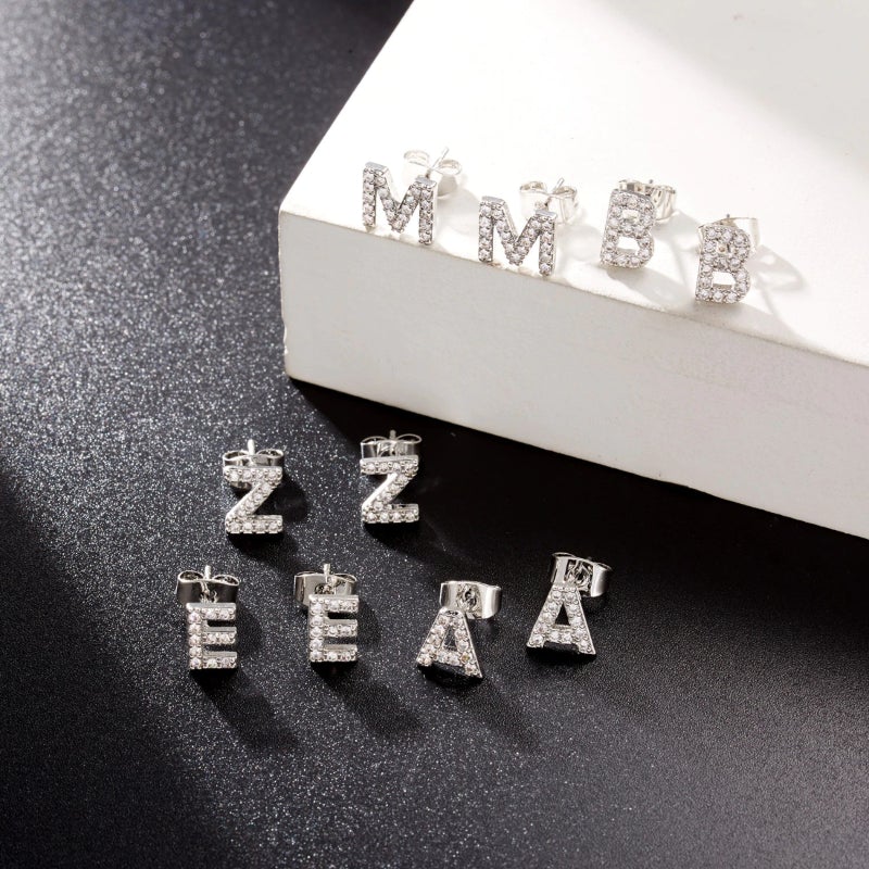 Schicke und dezente personalisierte Ohrstecker mit den Anfangsbuchstaben A-Z
