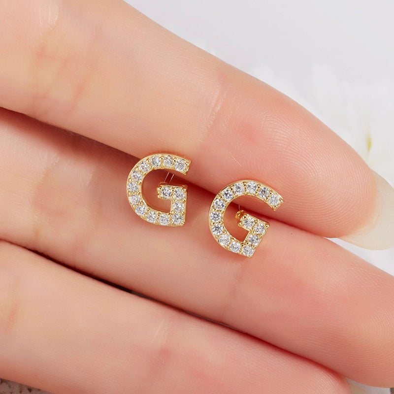 Schicke und dezente personalisierte Ohrstecker mit den Anfangsbuchstaben A-Z