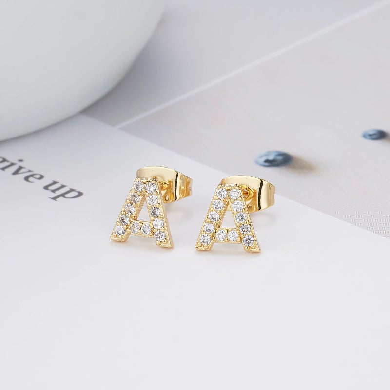 Schicke und dezente personalisierte Ohrstecker mit den Anfangsbuchstaben A-Z