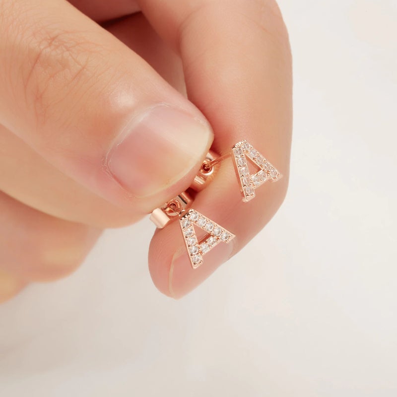 Schicke und dezente personalisierte Ohrstecker mit den Anfangsbuchstaben A-Z