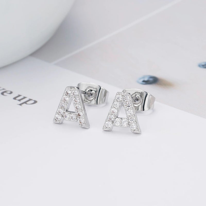 Schicke und dezente personalisierte Ohrstecker mit den Anfangsbuchstaben A-Z