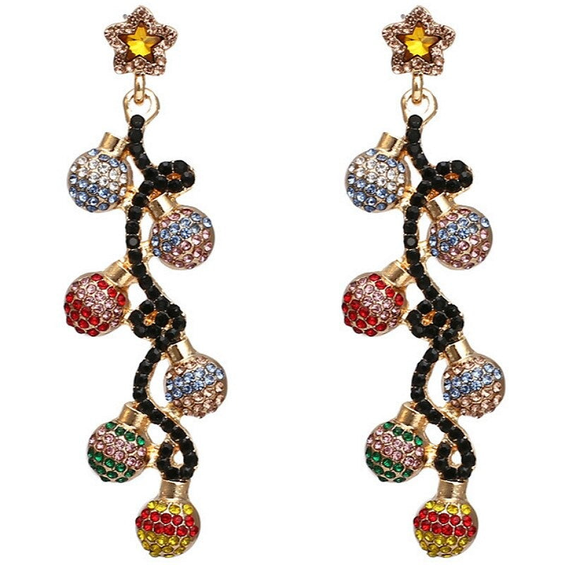 Kollektion modischer Statement-Ohrringe für die Weihnachtszeit