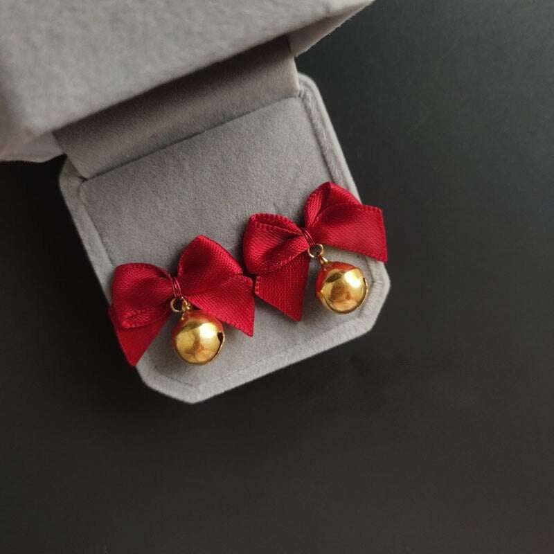 Weihnachtlich inspirierte Ohrstecker mit roter Schleife und Strasssteinen