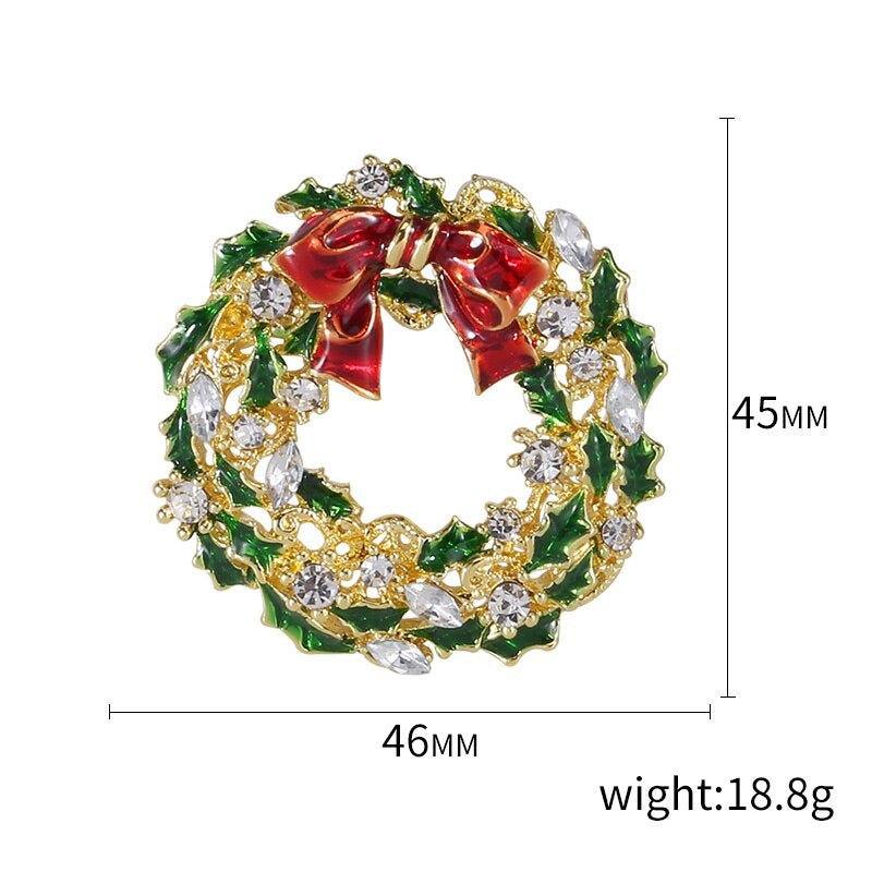 Emaille-Brosche mit weihnachtlichem Motiv aus Stoff