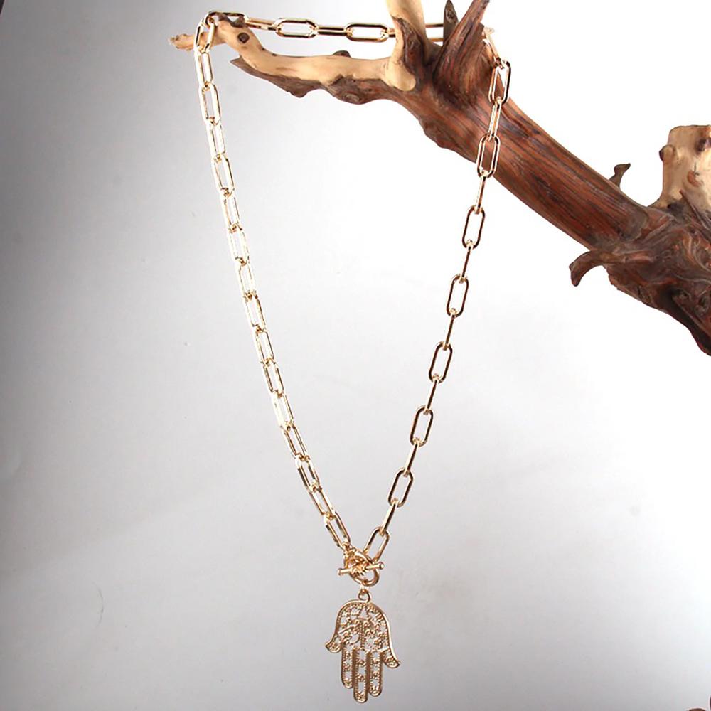 Klobige Goldkette mit Stern- und Kreuzanhänger