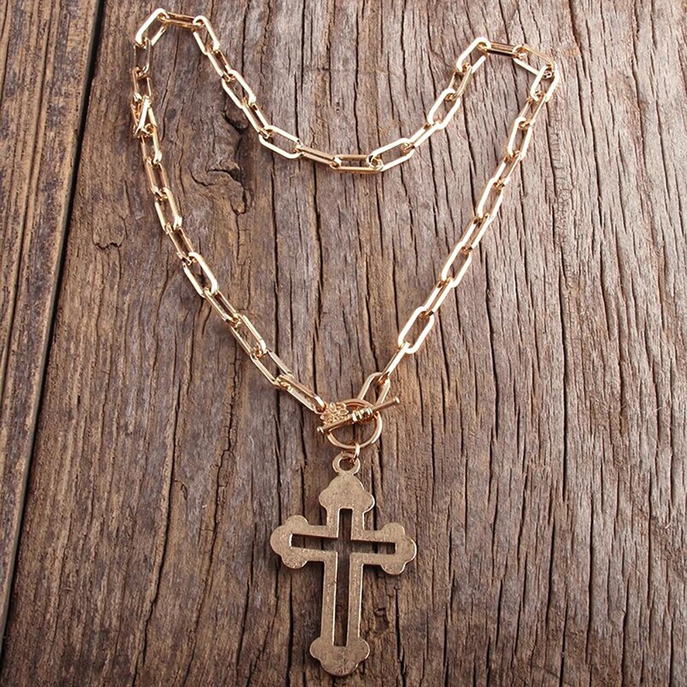 Klobige Goldkette mit Stern- und Kreuzanhänger