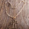Klobige Goldkette mit Stern- und Kreuzanhänger
