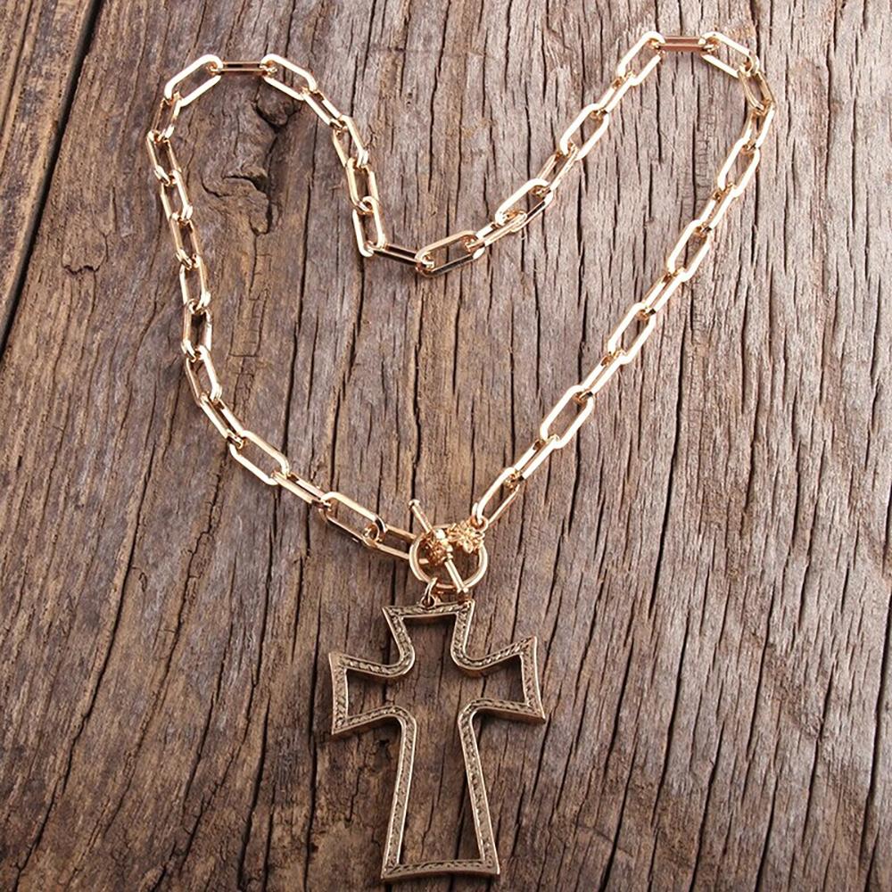 Klobige Goldkette mit Stern- und Kreuzanhänger