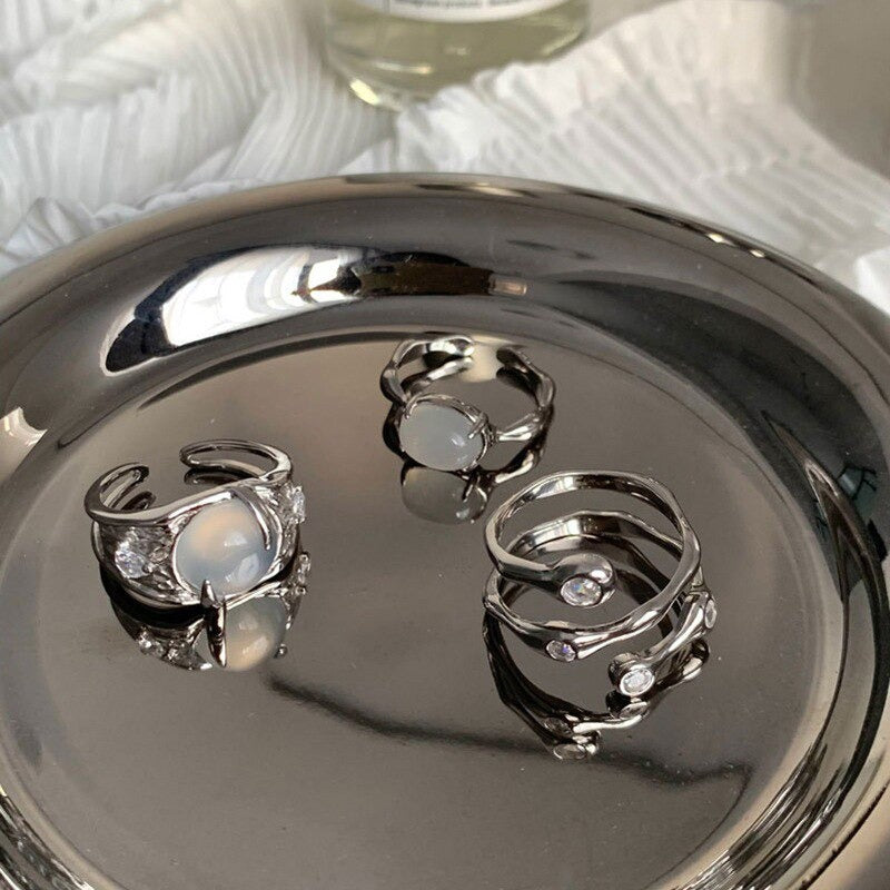 Klassische handgefertigte mythische funkelnde Mondstein-Zirkonringe