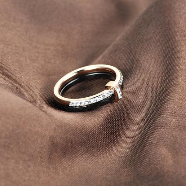 Klassische mehrschichtige, mit Strasssteinen verzierte Keramikringe