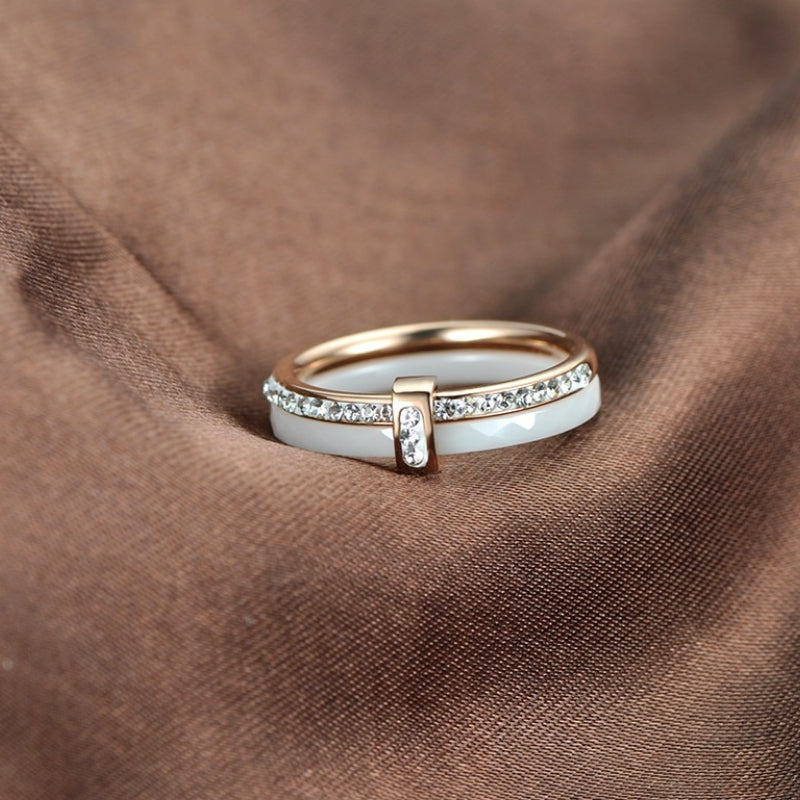 Klassische mehrschichtige, mit Strasssteinen verzierte Keramikringe