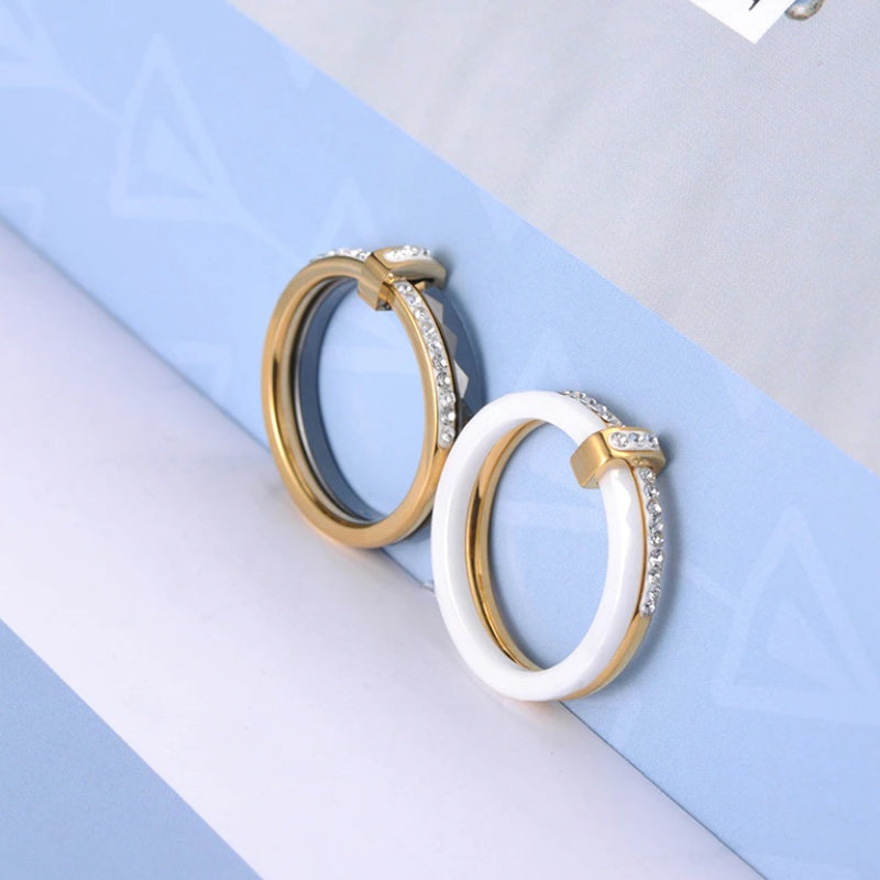 Klassische mehrschichtige, mit Strasssteinen verzierte Keramikringe