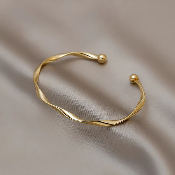 Klassische Armreife im Retro-Stil mit offener Manschette aus gedrehtem Metall