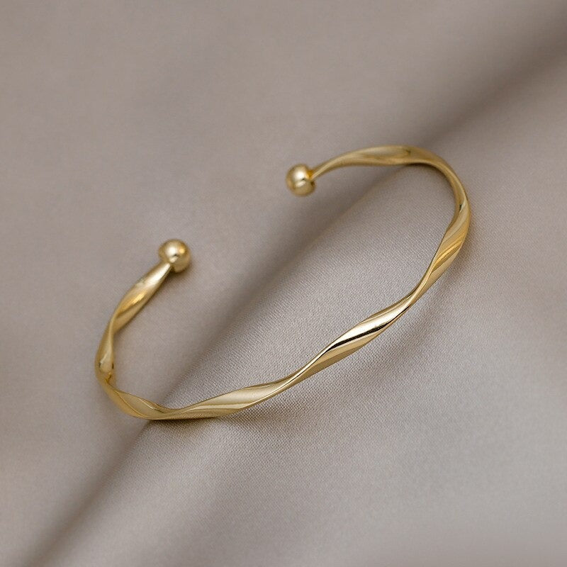 Klassische Armreife im Retro-Stil mit offener Manschette aus gedrehtem Metall