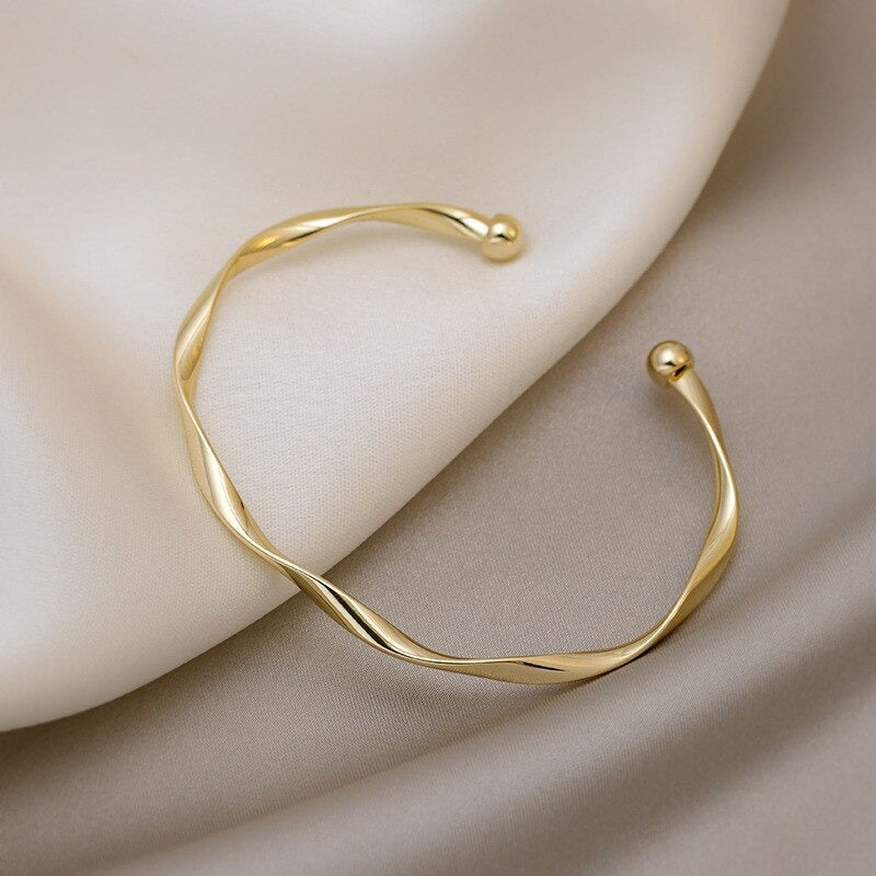 Klassische Armreife im Retro-Stil mit offener Manschette aus gedrehtem Metall