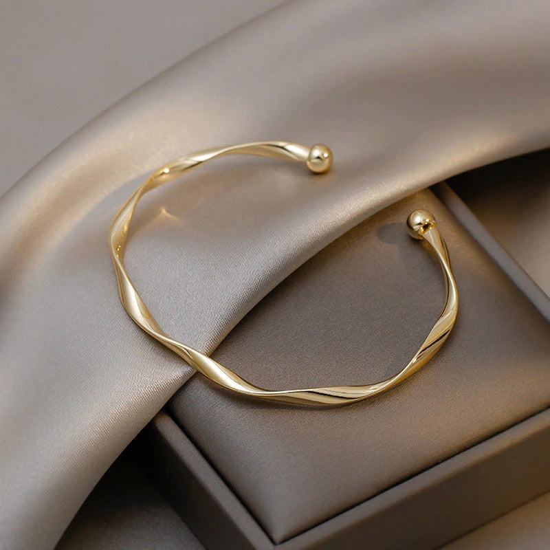 Klassische Armreife im Retro-Stil mit offener Manschette aus gedrehtem Metall