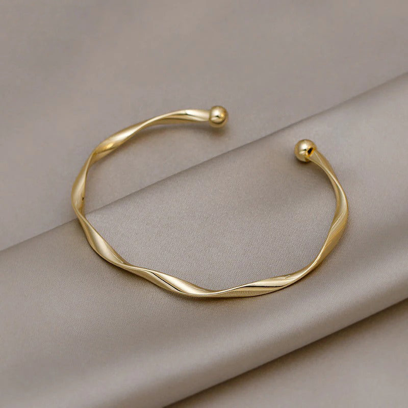 Klassische Armreife im Retro-Stil mit offener Manschette aus gedrehtem Metall