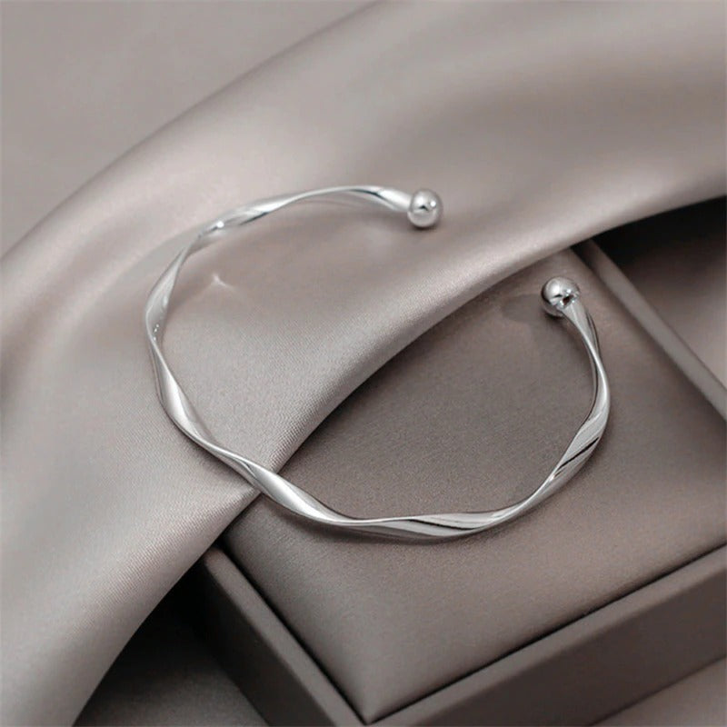 Klassische Armreife im Retro-Stil mit offener Manschette aus gedrehtem Metall