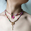 Lange Halskette mit buntem Perlenanhänger und Kreuz