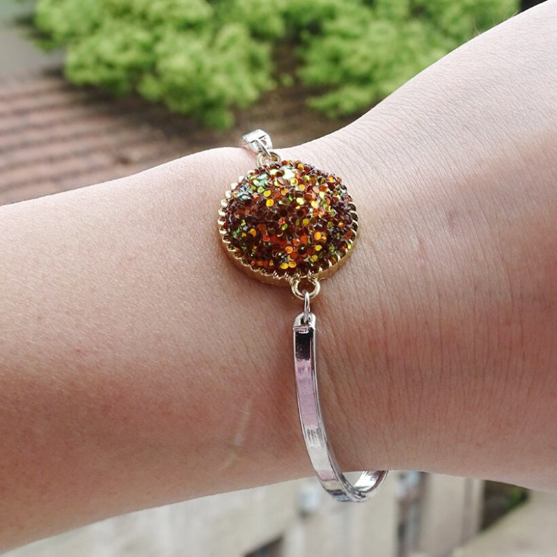 Bunte, glitzernde Armreifen mit Strasssteinen